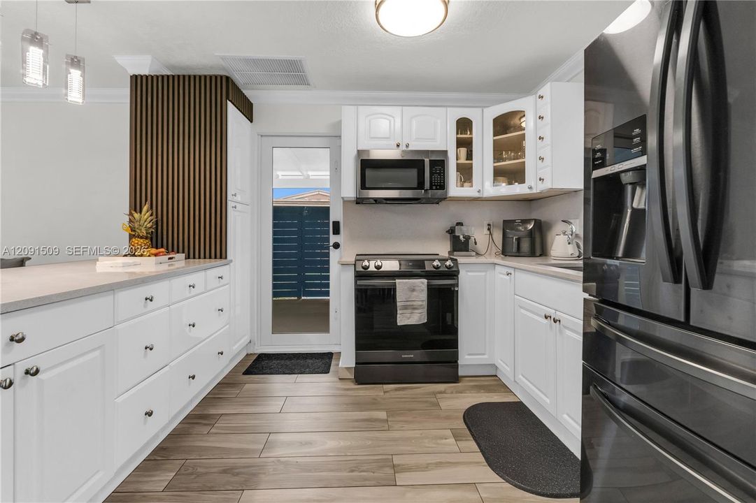 For Sale: $535,000 (3 beds, 2 baths, 1043 Square Feet)
