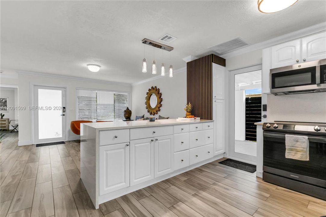 For Sale: $535,000 (3 beds, 2 baths, 1043 Square Feet)