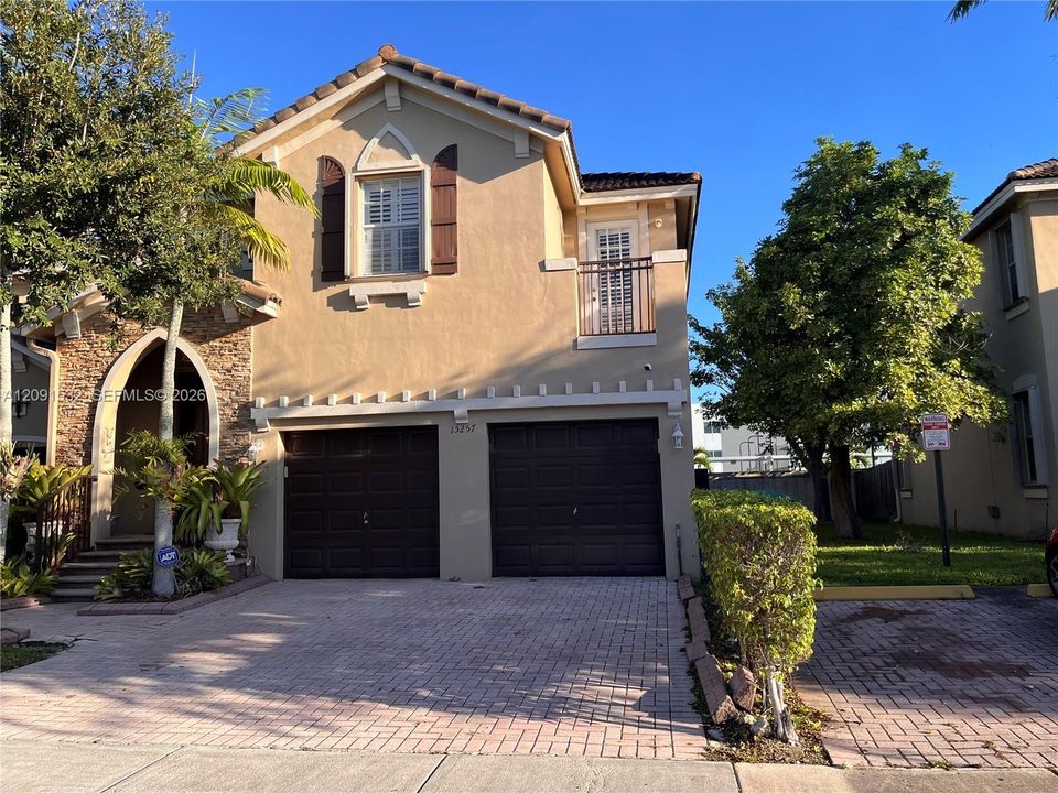 En Venta: $599,900 (4 camas, 2 baños, 2082 Pies cuadrados)