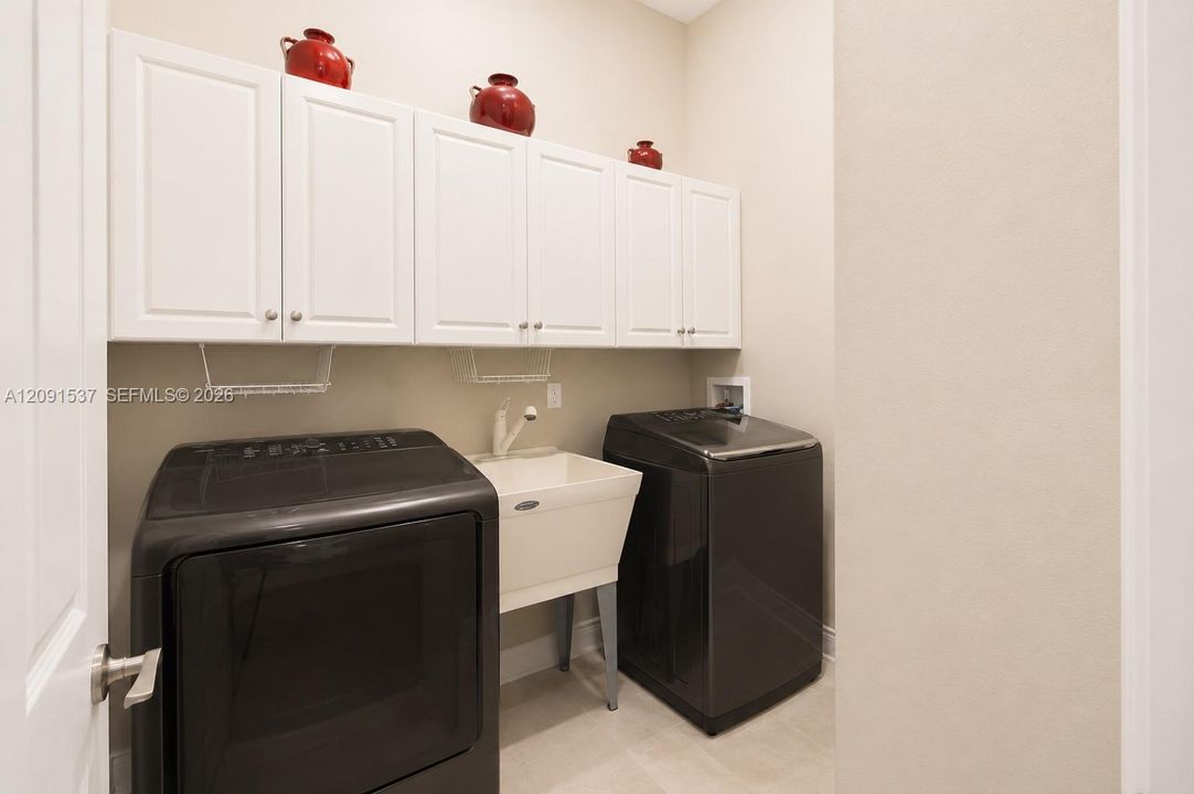 For Sale: $710,000 (5 beds, 3 baths, 2777 Square Feet)