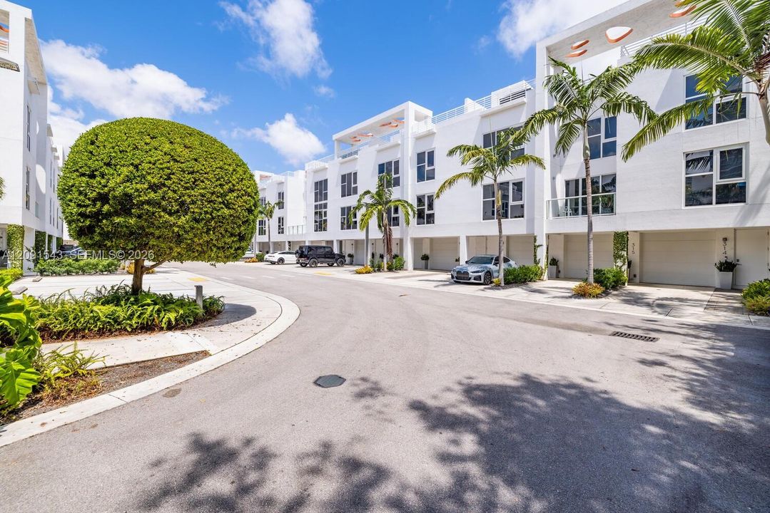 For Rent: $6,700 (3 beds, 3 baths, 1475 Square Feet)