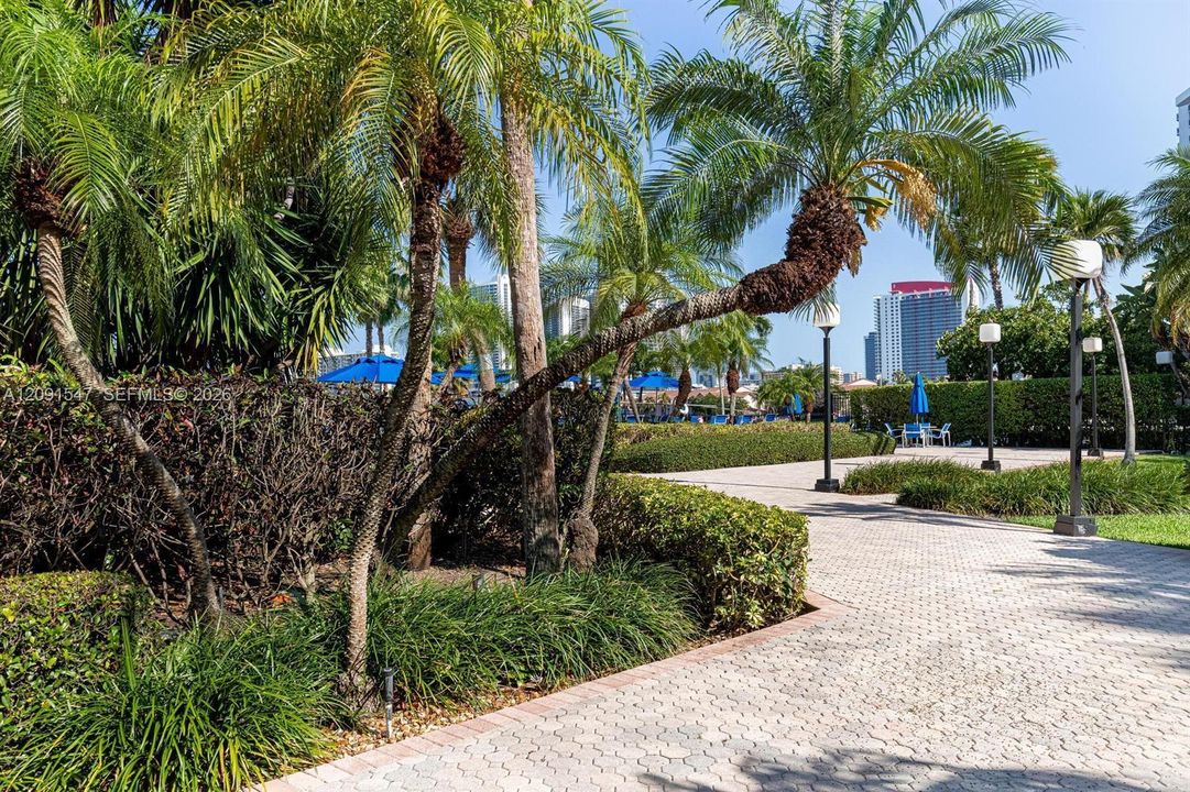 For Sale: $270,000 (1 beds, 1 baths, 1000 Square Feet)