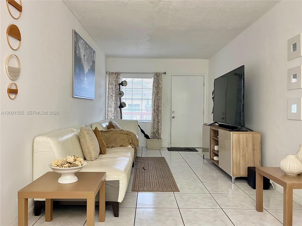 For Rent: $2,000 (2 beds, 1 baths, 1013 Square Feet)