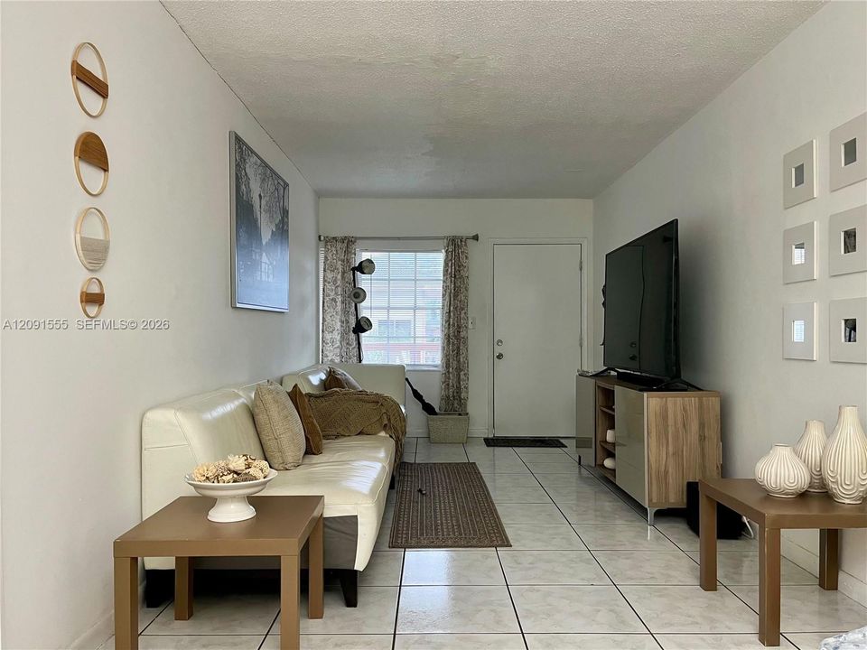 For Rent: $2,000 (2 beds, 1 baths, 1013 Square Feet)