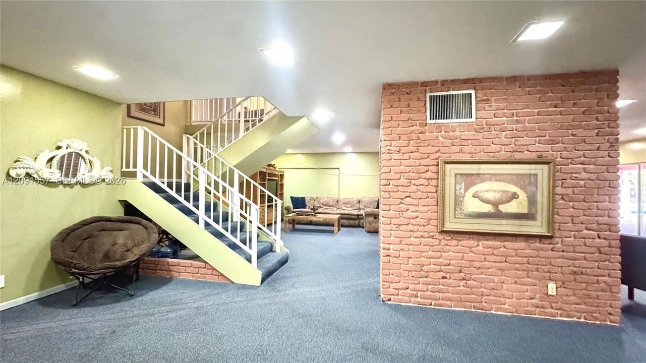 For Rent: $2,200 (2 beds, 2 baths, 847 Square Feet)
