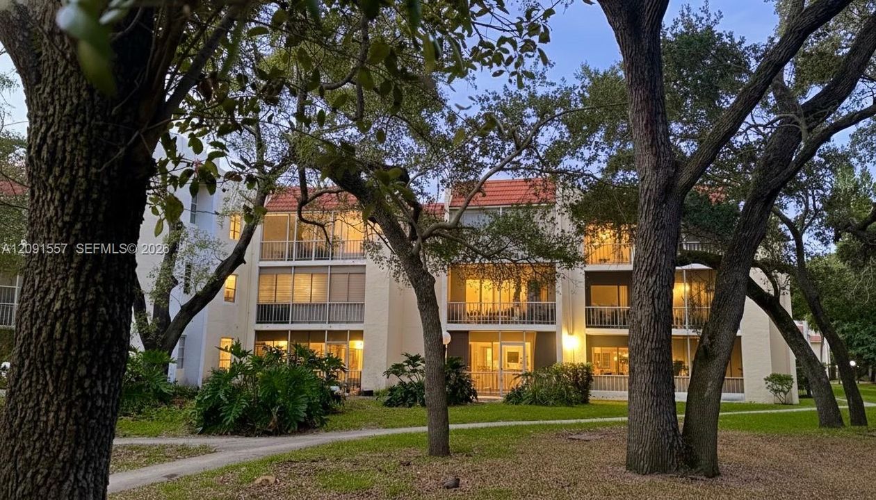 For Rent: $2,200 (2 beds, 2 baths, 847 Square Feet)