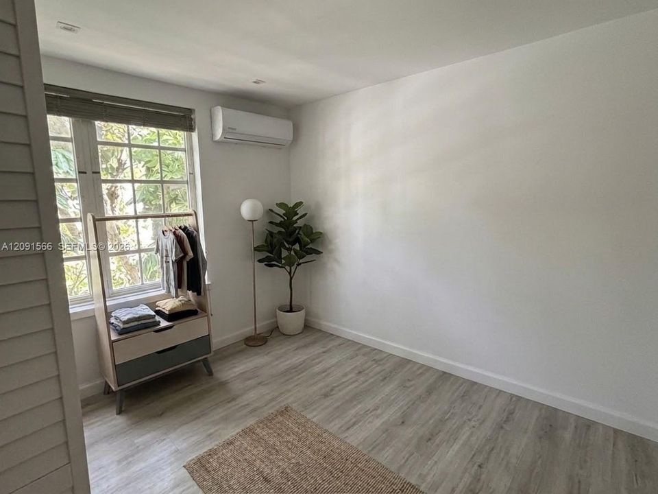 For Sale: $329,000 (1 beds, 1 baths, 585 Square Feet)