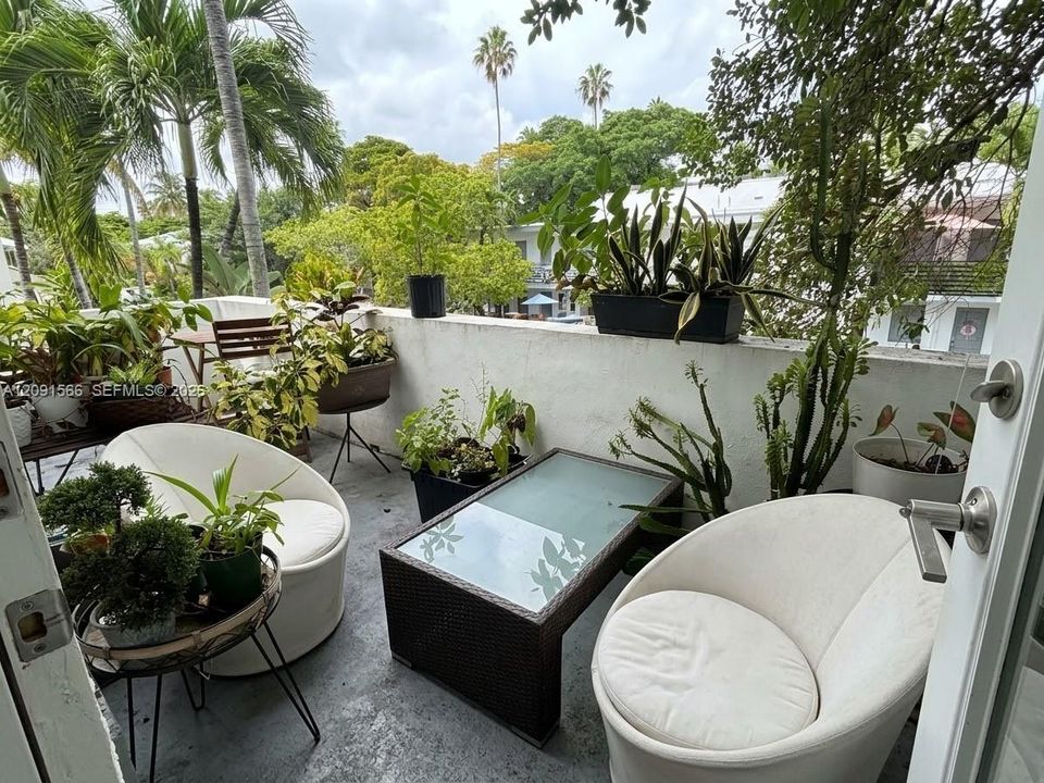 For Sale: $329,000 (1 beds, 1 baths, 585 Square Feet)