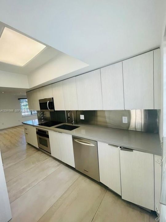 For Sale: $329,000 (1 beds, 1 baths, 585 Square Feet)
