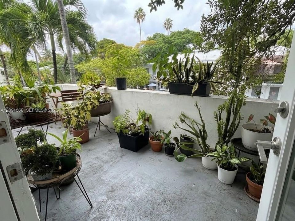 For Sale: $329,000 (1 beds, 1 baths, 585 Square Feet)