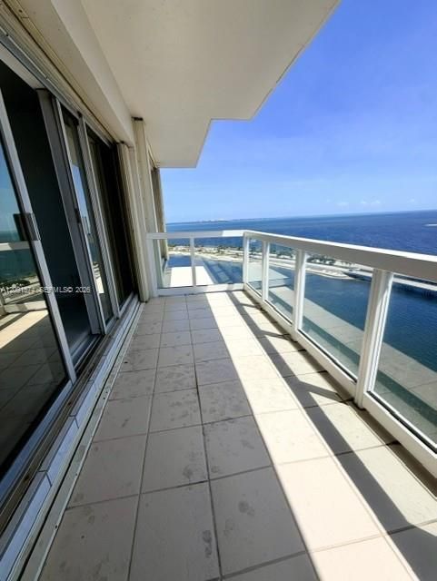 For Rent: $3,150 (1 beds, 1 baths, 886 Square Feet)