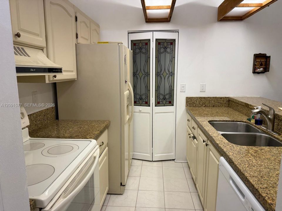 В аренду: $2,350 (1 спален, 1 ванн, 891 Квадратных фут)