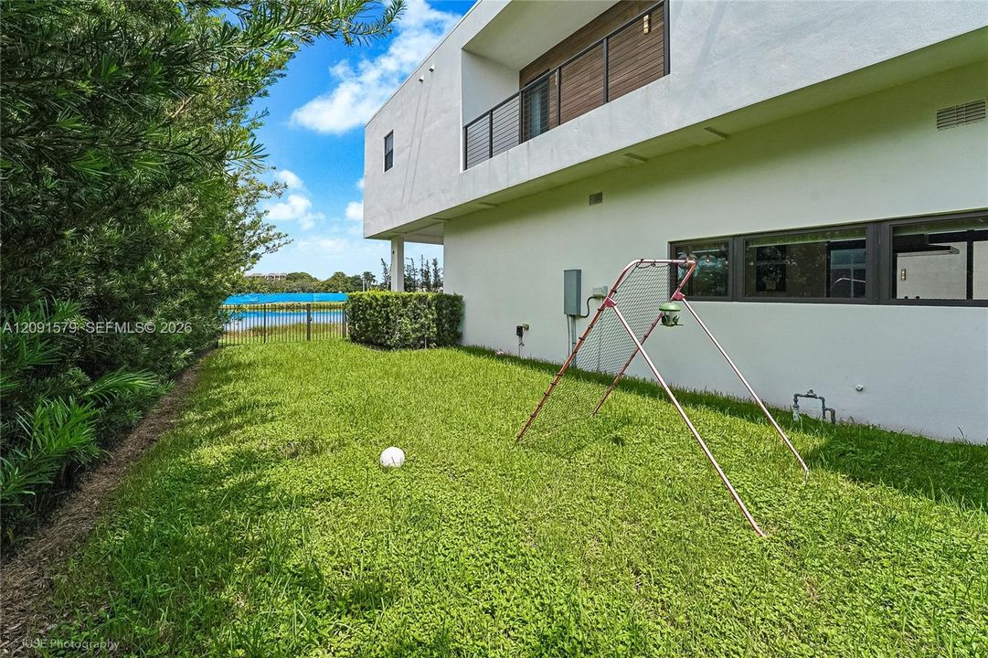 For Sale: $3,695,000 (6 beds, 8 baths, 7681 Square Feet)