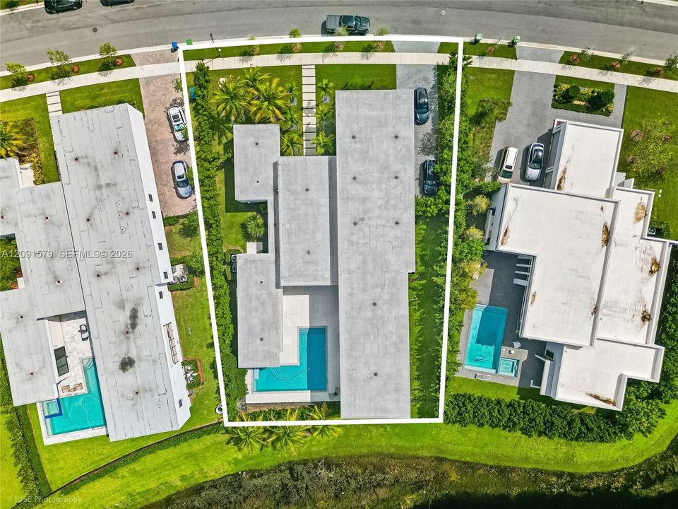 For Sale: $3,695,000 (6 beds, 8 baths, 7681 Square Feet)