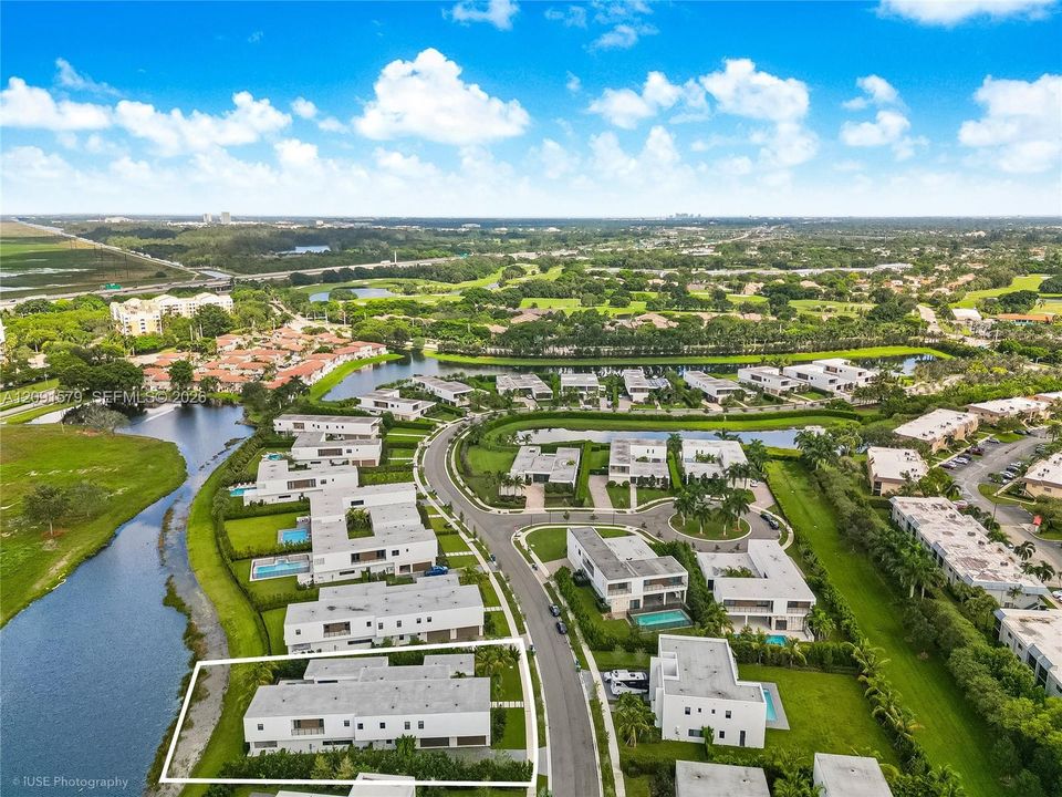 For Sale: $3,695,000 (6 beds, 8 baths, 7681 Square Feet)