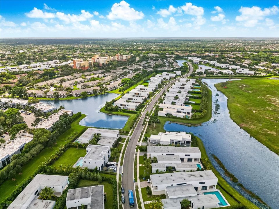 For Sale: $3,695,000 (6 beds, 8 baths, 7681 Square Feet)