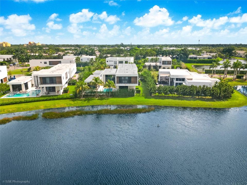 For Sale: $3,695,000 (6 beds, 8 baths, 7681 Square Feet)