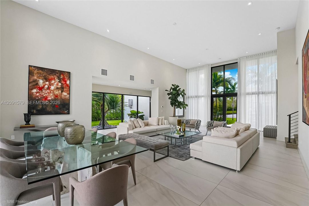For Sale: $3,695,000 (6 beds, 8 baths, 7681 Square Feet)