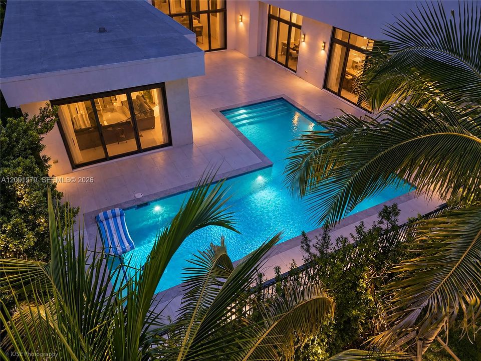 For Sale: $3,695,000 (6 beds, 8 baths, 7681 Square Feet)
