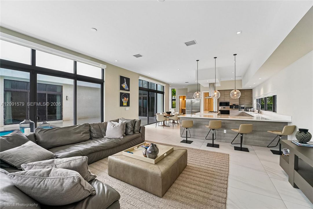 For Sale: $3,695,000 (6 beds, 8 baths, 7681 Square Feet)