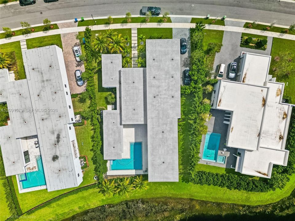 For Sale: $3,695,000 (6 beds, 8 baths, 7681 Square Feet)