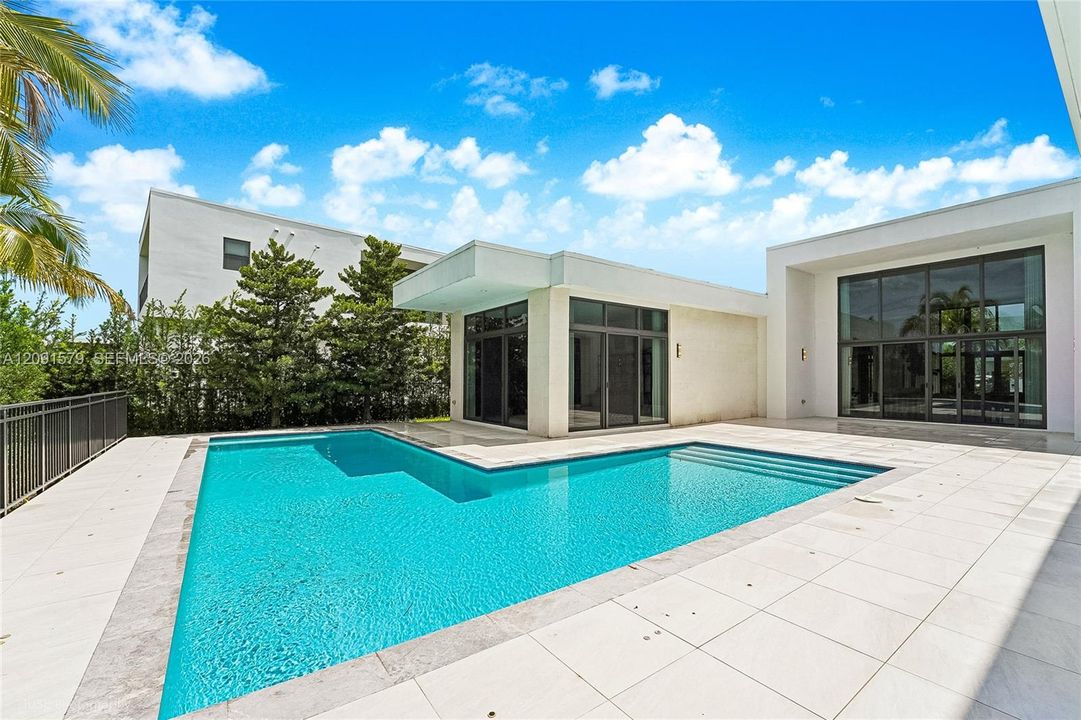 For Sale: $3,695,000 (6 beds, 8 baths, 7681 Square Feet)