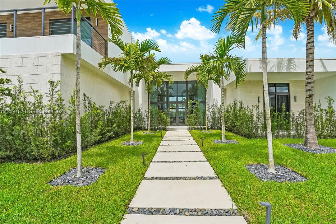 For Sale: $3,695,000 (6 beds, 8 baths, 7681 Square Feet)