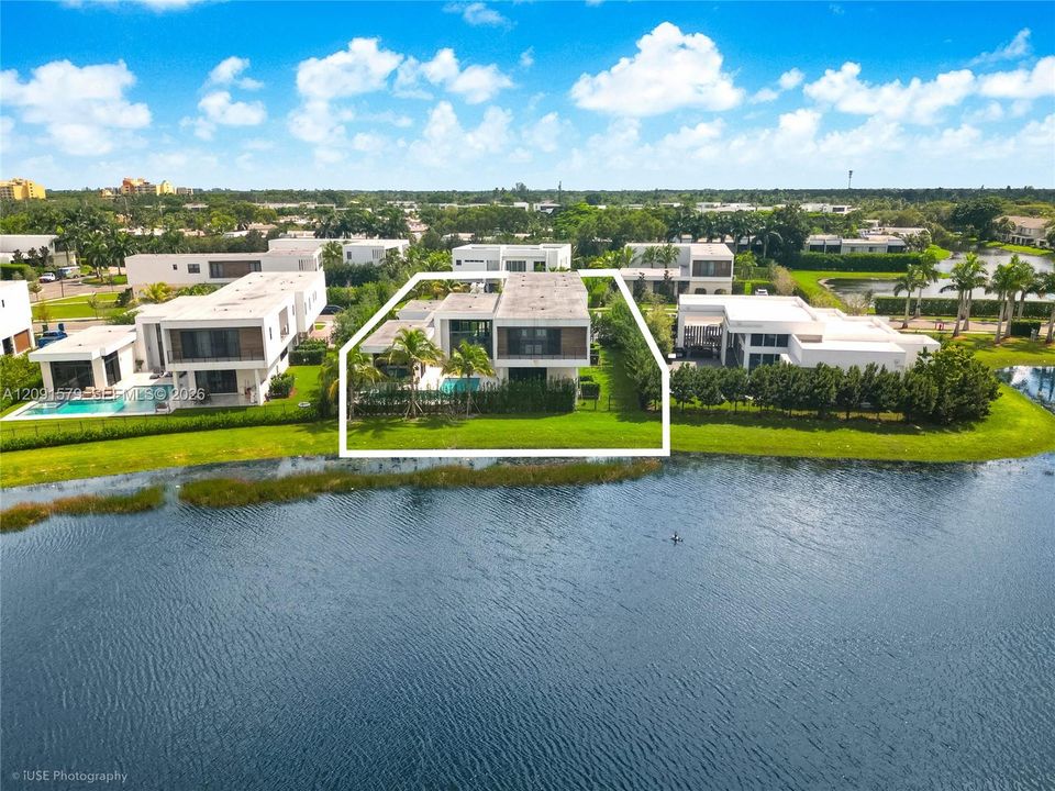 For Sale: $3,695,000 (6 beds, 8 baths, 7681 Square Feet)