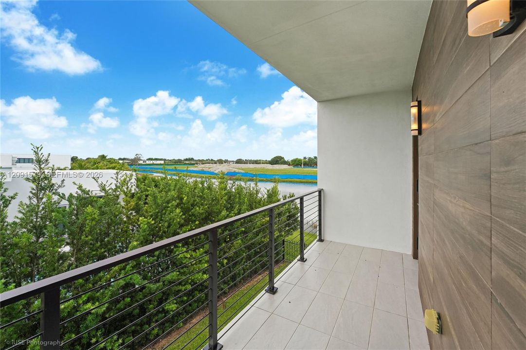 For Sale: $3,695,000 (6 beds, 8 baths, 7681 Square Feet)