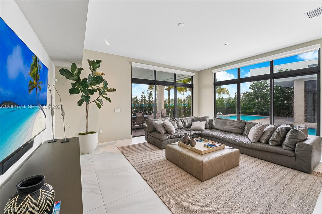 For Sale: $3,695,000 (6 beds, 8 baths, 7681 Square Feet)