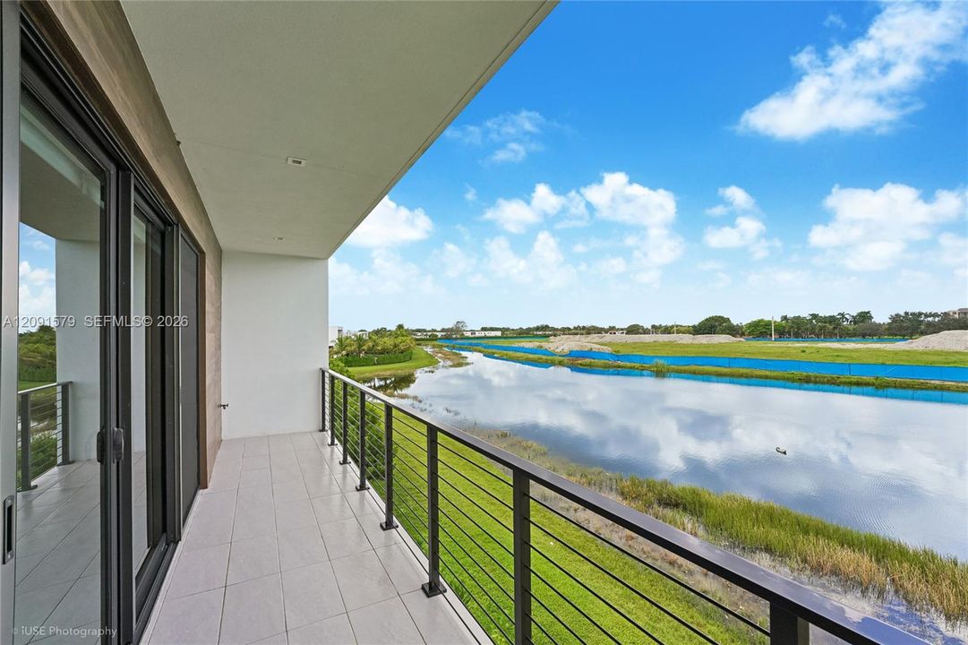 For Sale: $3,695,000 (6 beds, 8 baths, 7681 Square Feet)