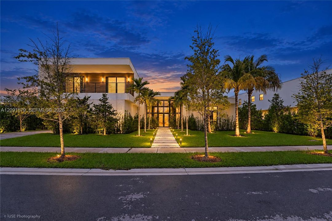 For Sale: $3,695,000 (6 beds, 8 baths, 7681 Square Feet)
