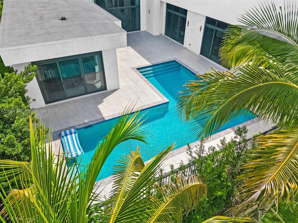 For Sale: $3,695,000 (6 beds, 8 baths, 7681 Square Feet)