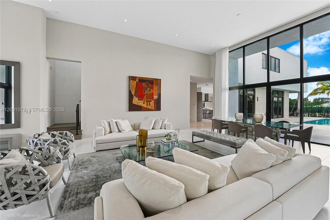For Sale: $3,695,000 (6 beds, 8 baths, 7681 Square Feet)