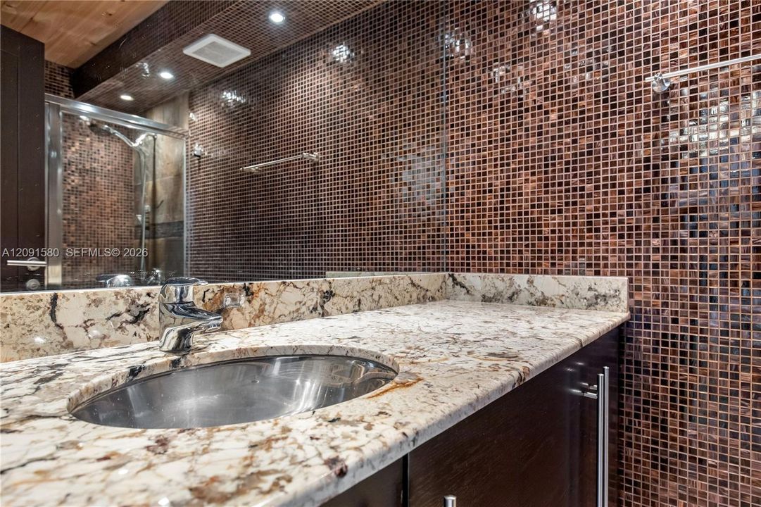 For Sale: $420,000 (1 beds, 1 baths, 1104 Square Feet)