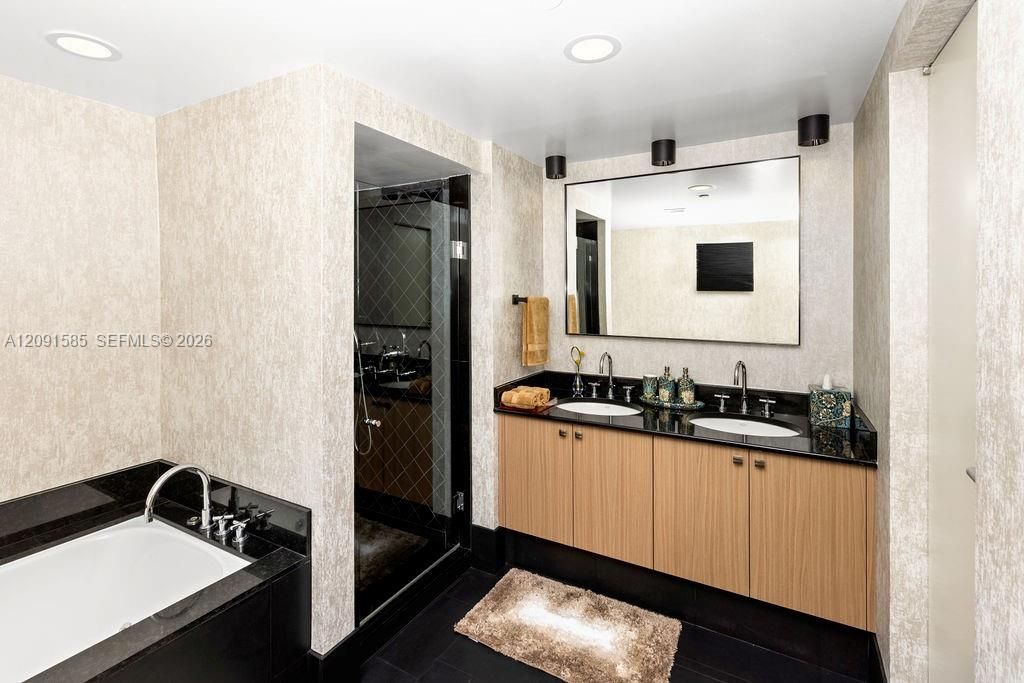 En Venta: $5,100,000 (3 camas, 3 baños, 2354 Pies cuadrados)