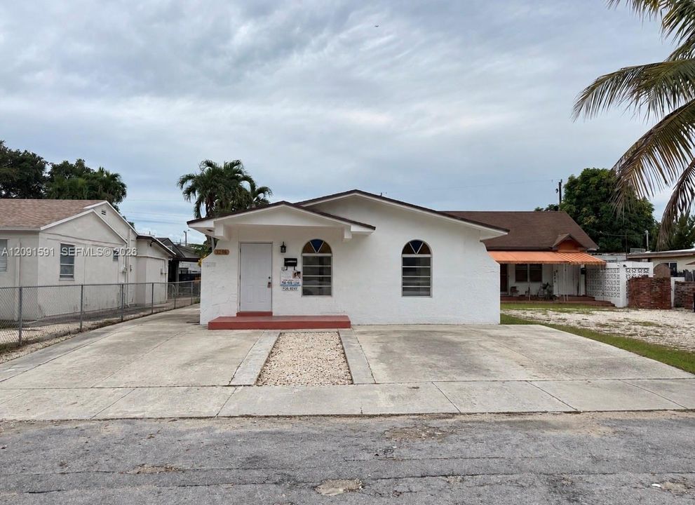 For Rent: $2,450 (2 beds, 1 baths, 985 Square Feet)