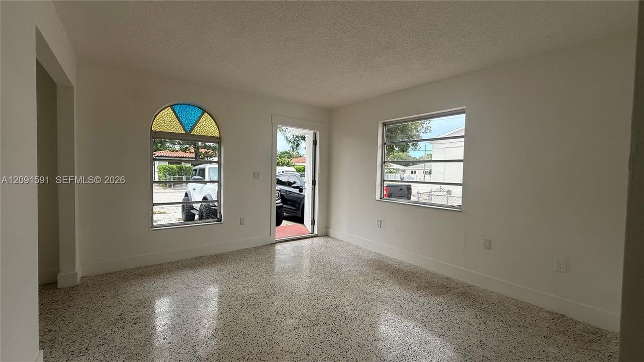 For Rent: $2,450 (2 beds, 1 baths, 985 Square Feet)