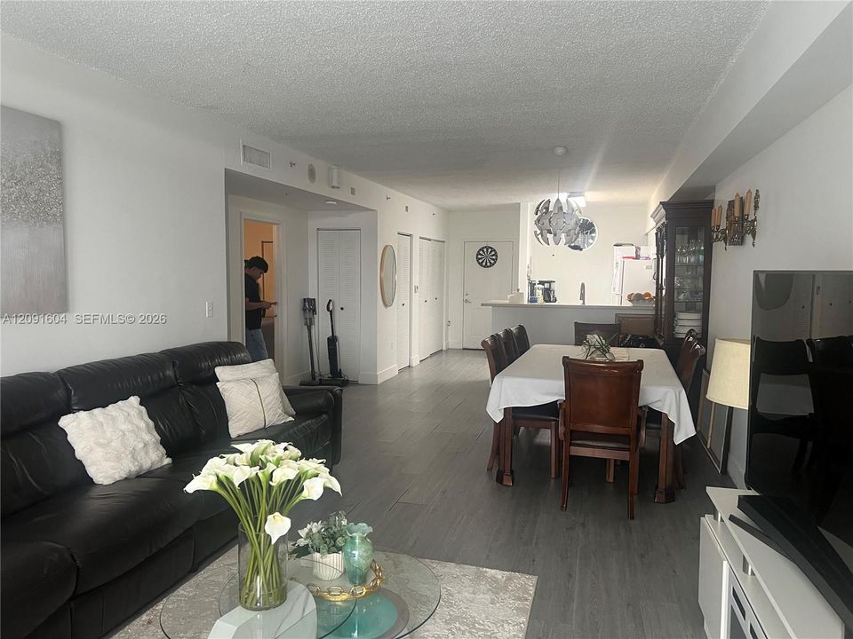 For Sale: $350,000 (2 beds, 1 baths, 1056 Square Feet)