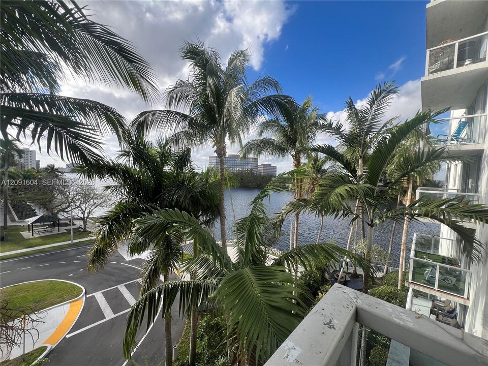 For Sale: $350,000 (2 beds, 1 baths, 1056 Square Feet)