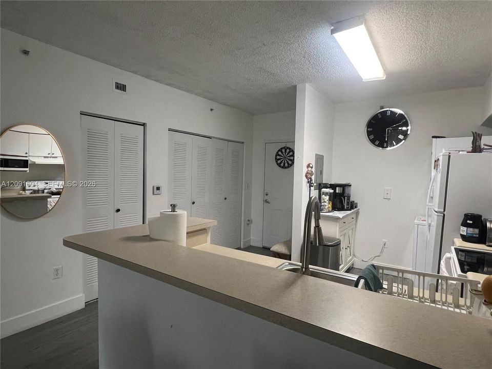 For Sale: $350,000 (2 beds, 1 baths, 1056 Square Feet)
