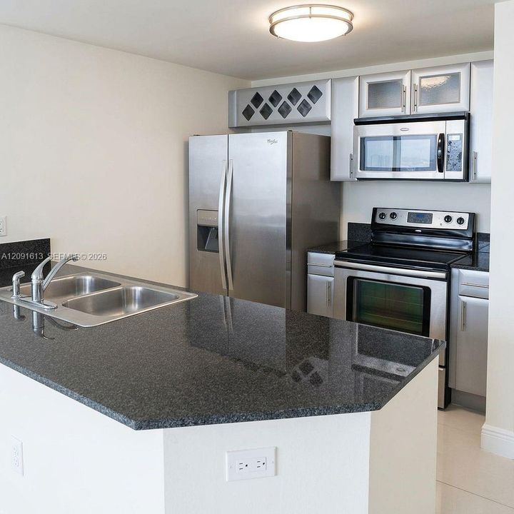 For Rent: $2,800 (2 beds, 2 baths, 902 Square Feet)
