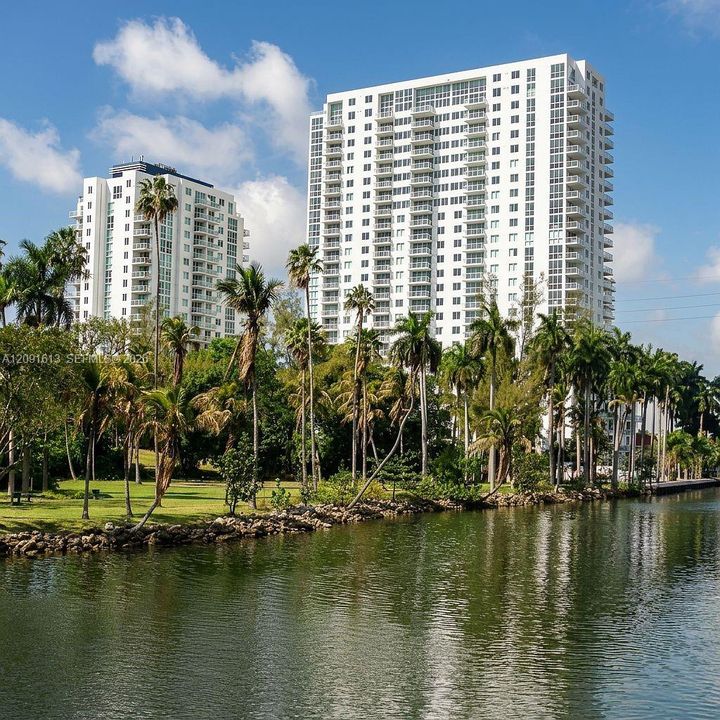 For Rent: $2,800 (2 beds, 2 baths, 902 Square Feet)