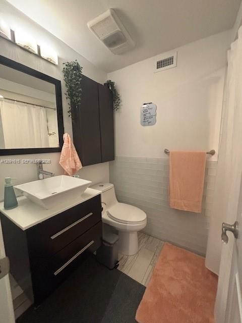 For Rent: $3,250 (2 beds, 2 baths, 1050 Square Feet)