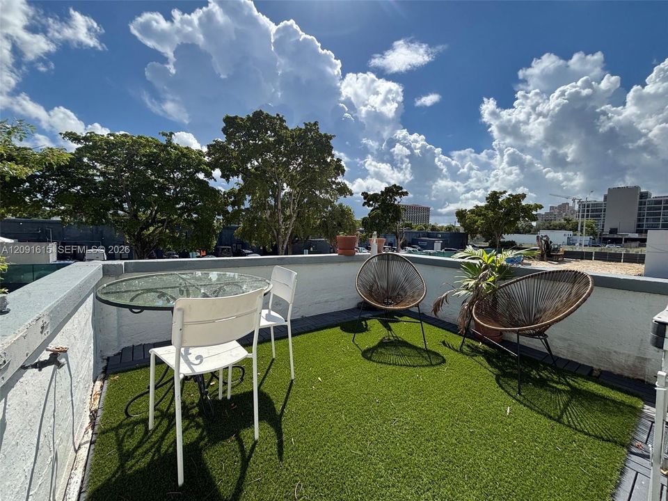 For Rent: $3,250 (2 beds, 2 baths, 1050 Square Feet)