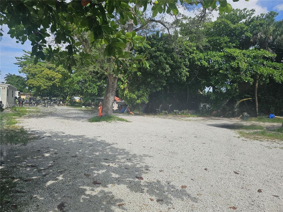 For Sale: $2,650,000 (0.95 acres)