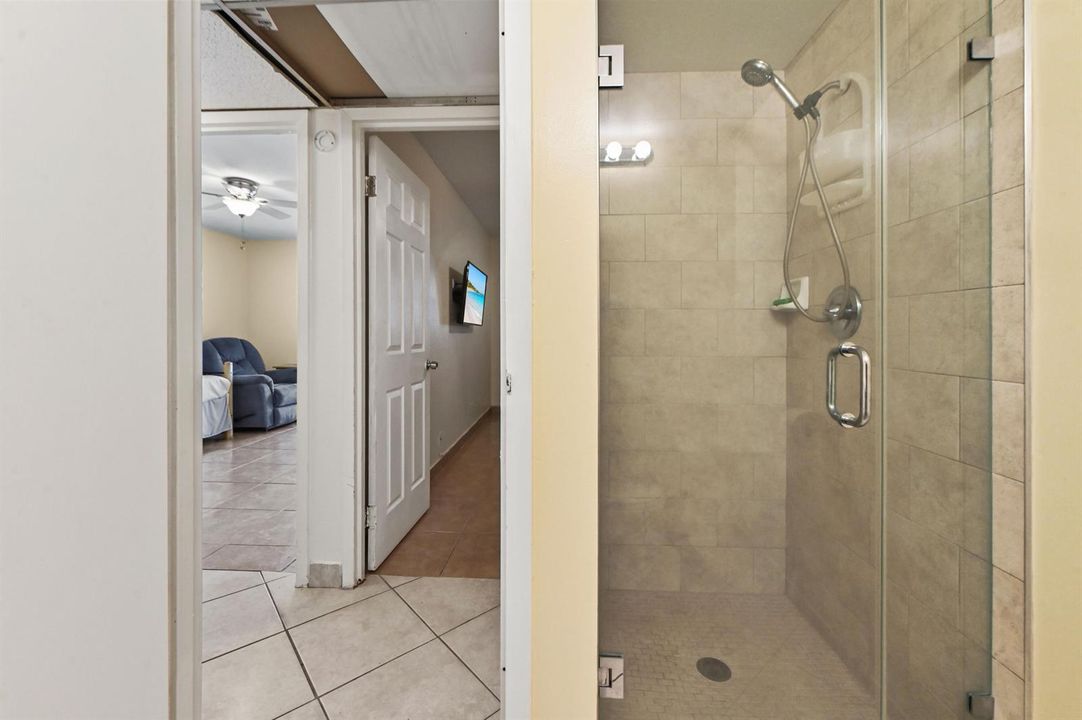 16 Bathroom 02