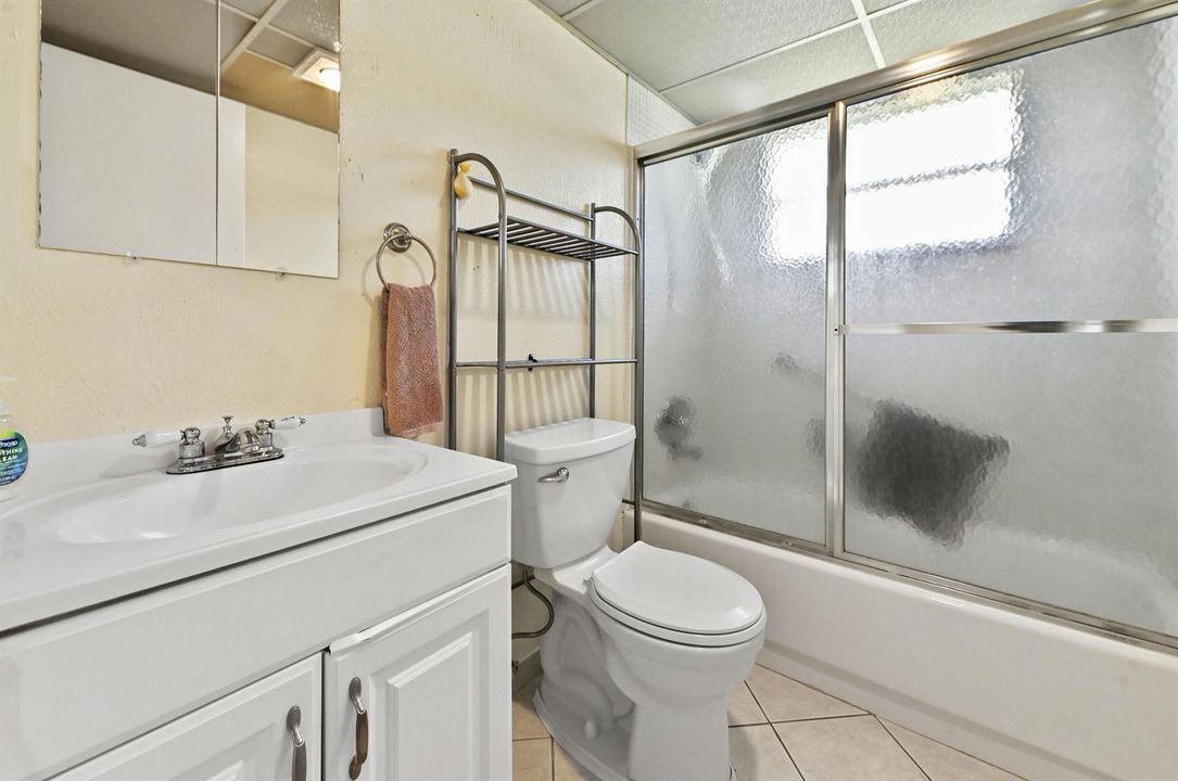 17 Bathroom 013