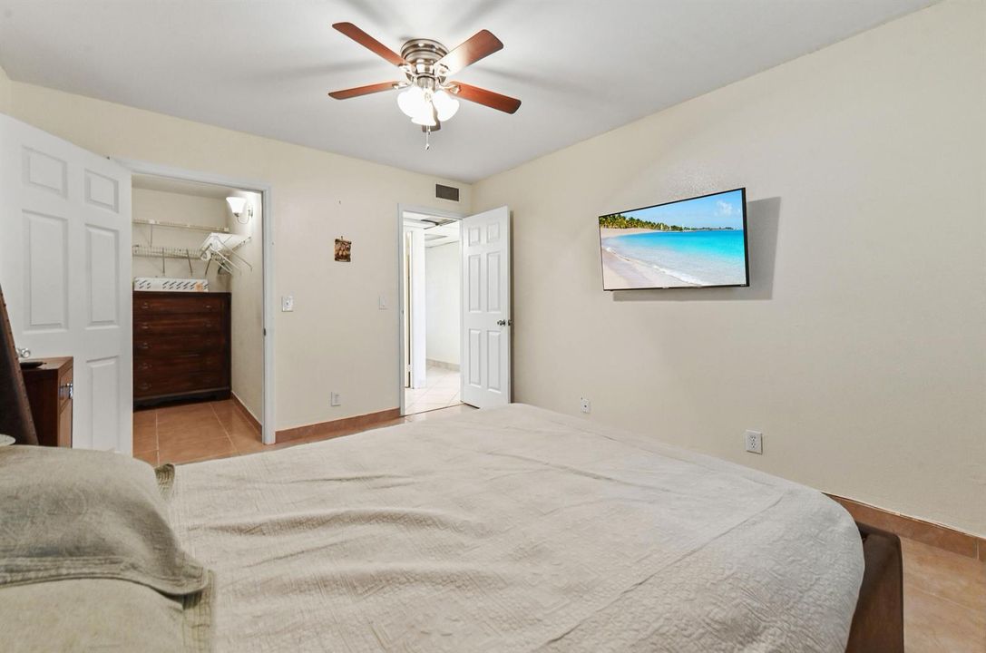 14 Bedroom 013