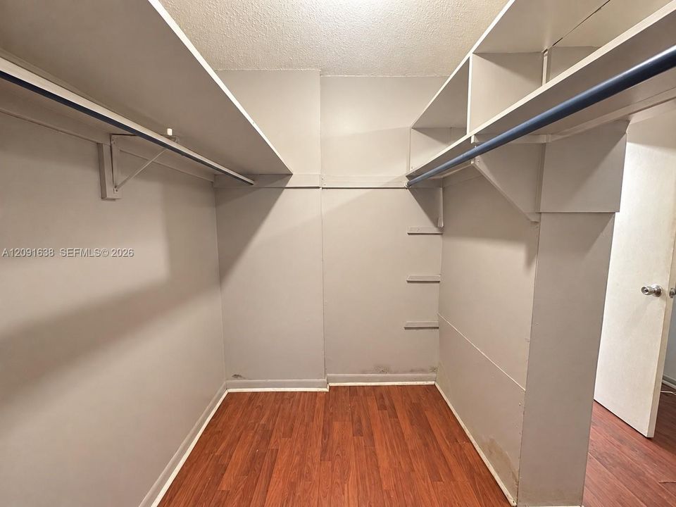 На продажу: $107,000 (1 спален, 1 ванн, 735 Квадратных фут)